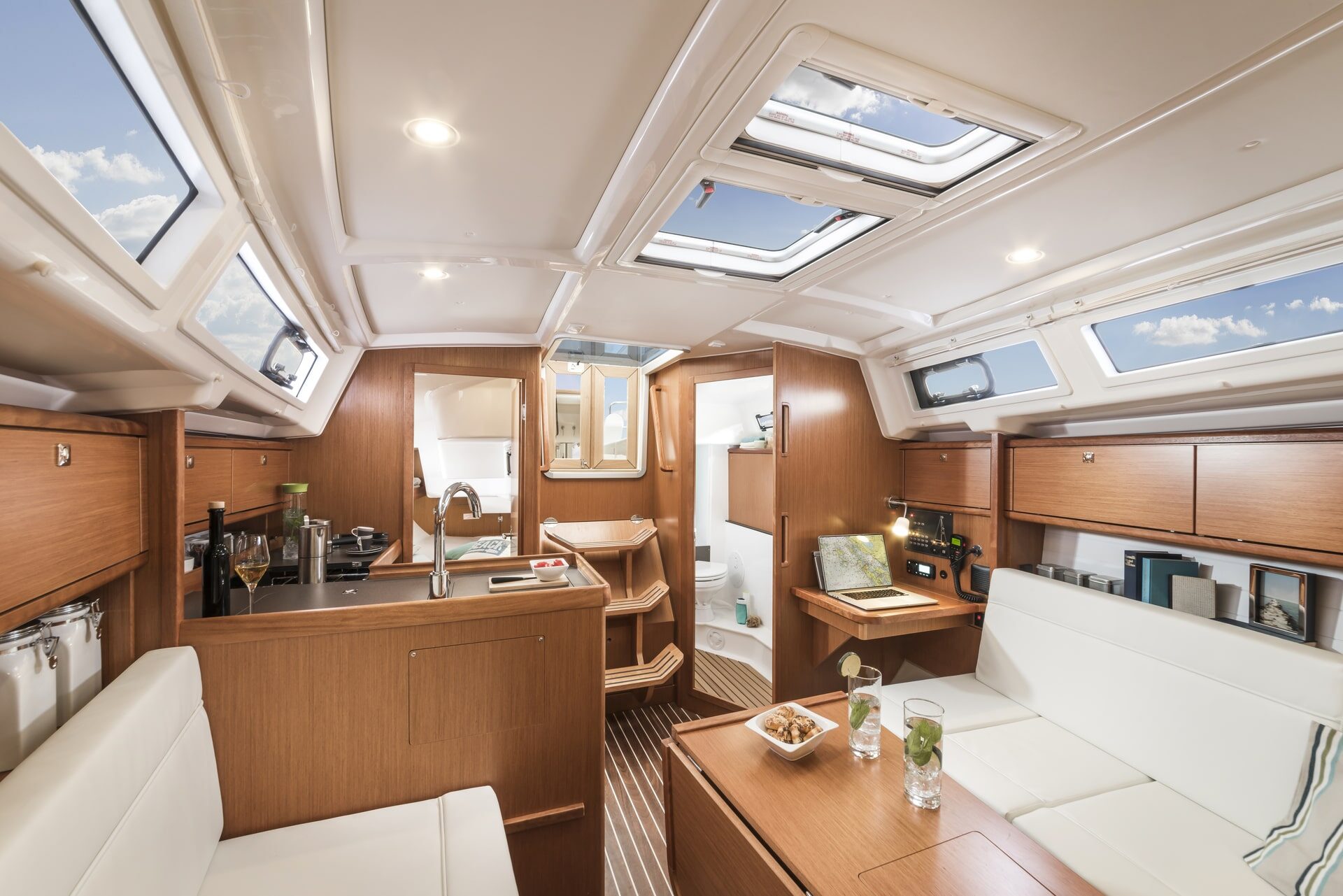 Bavaria Cruiser 34  luxury interior
